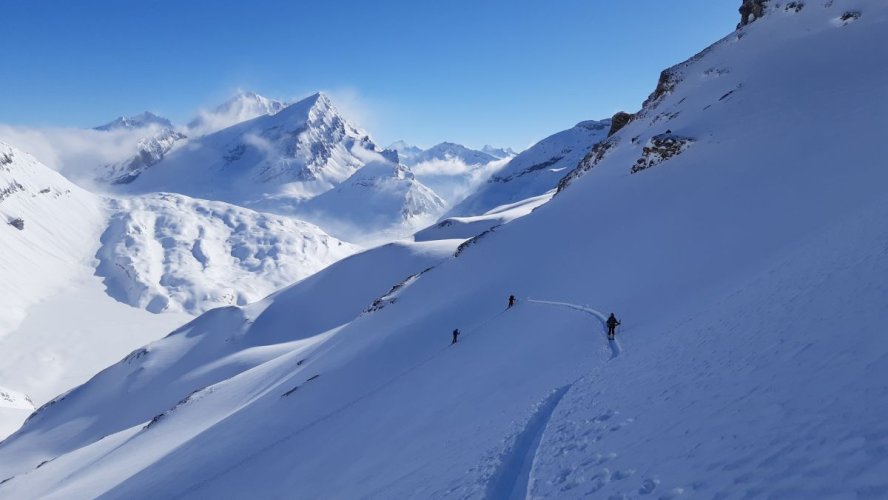 Raid à skis dans le Wildstrubel en mars, avec de grosses conditions