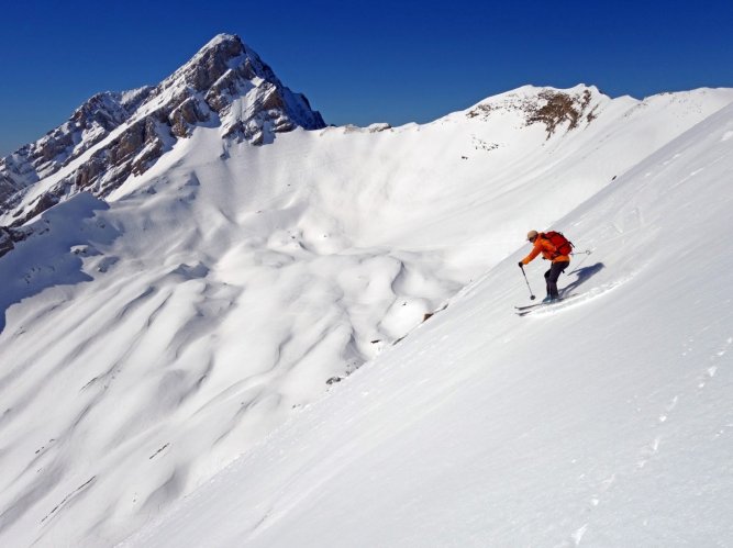 Ski de printemps dans la face de Dzérat dans les Aravis en mars