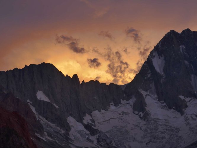 Le val d'Aoste enflammé derrière les Jorasses