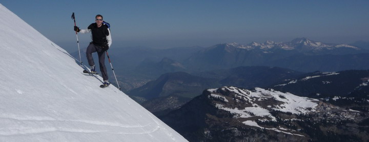 Franck à skis sur les pentes sommitales du Chapeau Gaspard, aériennes et exposées