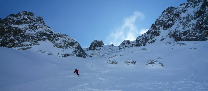Descente à skis du raide couloir nord du col de la Floria