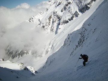 Franck dans la descente à skis du couloir Nord de Chaborgne