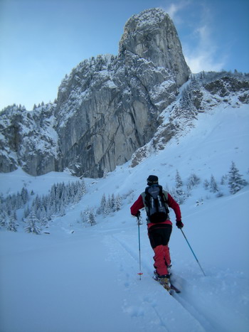 Remontée en ski de randonnée à la Roche Parnal par le col du Freu