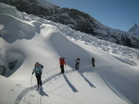 La montée à skis à la cabane Monterosa sur le glacier du Gorner 