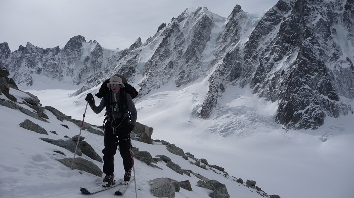 Montée à skis de randonnée sur le glacier du Milieu