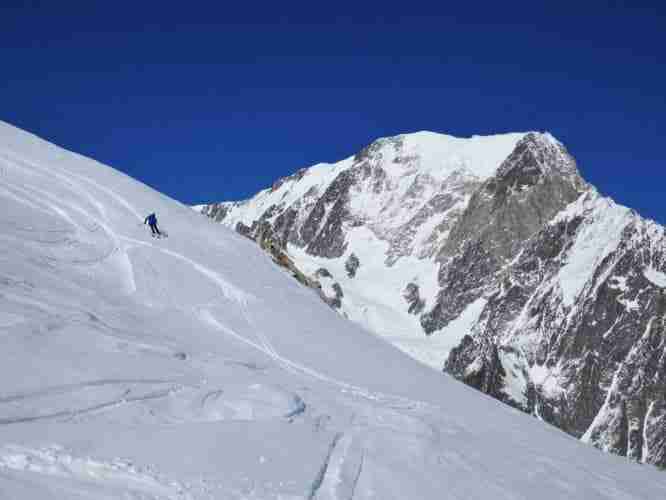Descente à skis versant sud-est du Petit Mont-Blanc